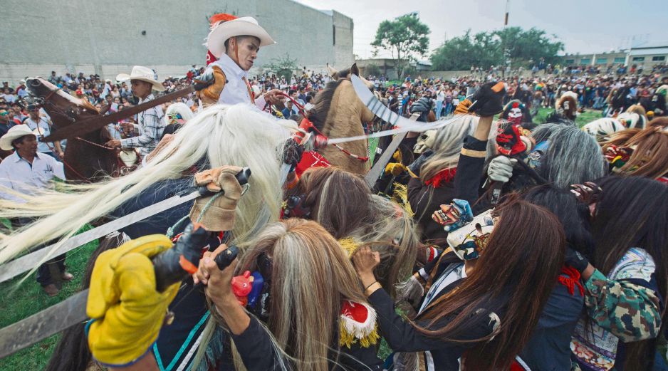 Sable en mano, “El Santiago” combate a sus rivales, los tastoanes, en San Juan de Ocotán. EL INFORMADOR / G. Gallo