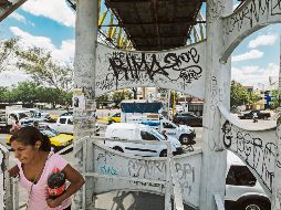 El “puente amarillo”, ubicado en el Periférico, a la altura de la Colonia Rancho Nuevo, en Guadalajara, ha sido “enchulado” una y otra vez... pero con firmas de grafiti. Es una condición que comparten prácticamente todos los espacios públicos de la zona metropolitana. EL INFORMADOR / G. Gallo