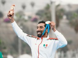 Crisanto Grajales hizo sonar el Himno Nacional en Lima, tras ganar la prueba de triatlón varonil. NOTIMEX