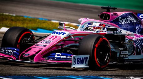 Tras hacer un trompo, el coche de Pérez golpeó contra el muro. Se despidió, así, de la carrera. EFE / S. Suki