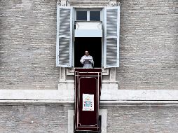 El Papa invitó a los miles de fieles reunidos en la plaza a reflexionar durante unos momentos en silencio y rezar por las víctimas. AFP / V. Pinto
