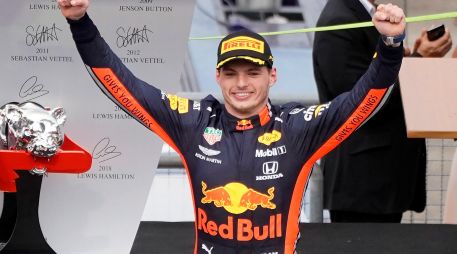 Verstappen, campeón esta temporada en Austria, reinó en el caos de Hockeheim donde la lluvia fue protagonista. EFE / R. Wittek