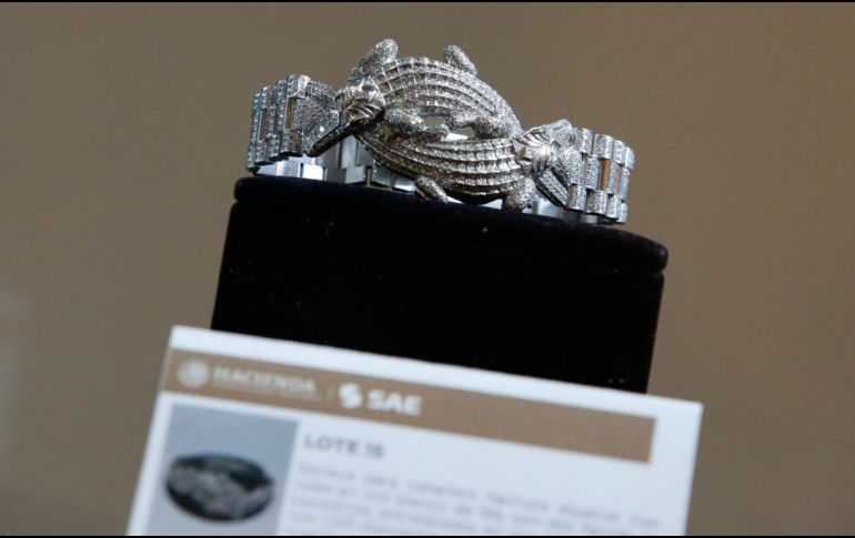 Un brazalete de oro de 18k, uno de los artículos que se pusieron a subasta hoy en Los Pinos, en Ciudad de México. AP/G. Riquelme