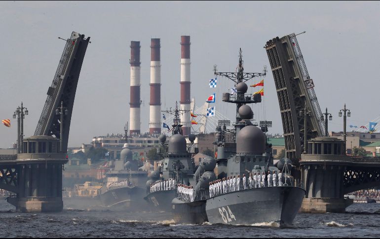 En el desfile naval participaron más de cuatro mil marinos, 43 buques de guerra y submarinos, y 41 aeronaves. EFE/A. Maltsev