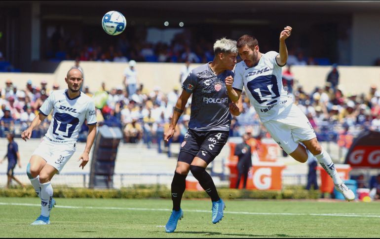 Juan Pablo Vigón gana el balón por alto y de cabeza marca el primero de los universitarios. IMAGO7