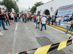 De acuerdo con policías viales, 150 personas se manifestaron ayer afuera de Casa Jalisco, la cual fue rodeada con vallas para su protección. EL INFORMADOR/G. Gallo