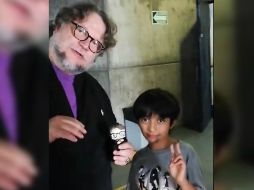 Guillermo del Toro ayuda al youtuber Titi Pro MX a despedir la corta entrevista del canal. YOUTUBE / Titi Pro MX