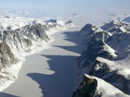 Expertos aseguran que el derretimiento intenso durante los meses de verano es común, pero “cada año se pierde más hielo y más rápidamente”. EFE / ARCHIVO