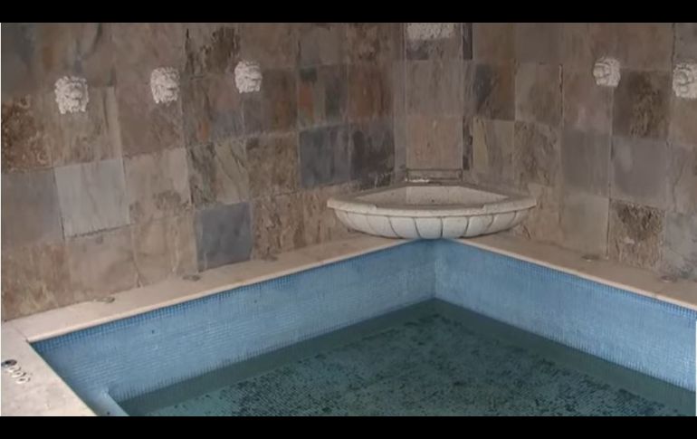 Cuenta con lujosos baños, amplias habitaciones, una cocina equipada y jardín.