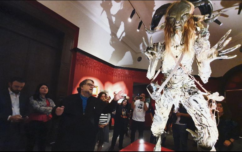 Durante el recorrido, Del Toro recordó anécdotas que lo han inspirado en sus creaciones. EL INFORMADOR / E. Esparza 