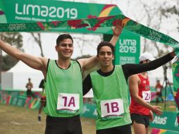 Melchor Silva (izq.) y Duilio Carrillo, ambos atletas jaliscienses, le dieron a México un oro histórico en el relevo masculino del pentatlón moderno. EL UNIVERSAL