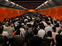 Los pasajeros que no podían subirse a los trenes abarrotaron las plataformas y esperaron en largas filas. AP / V. Yu