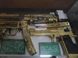 Armas bañadas en oro y con incrustaciones de piedras preciosas, decomisadas al crimen organizado, se exhiben en el Museo del Enervante. EFE/M. Guzmán
