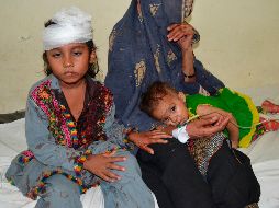 Una mujer y sus dos hijos esperan a ser atendidos en el hospital luego de un atentado en Quetta, Pakistán. AFP/B. Khan