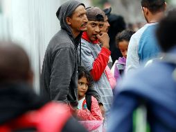 La situación de los menores inmigrantes ha sido ampliamente criticado; en las imágenes, familias esperan para iniciar sus trámites migratorios en varios puntos fronterizos de México. AP/G. Bull