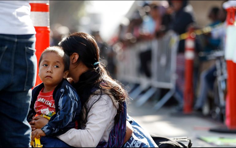 La situación de los menores inmigrantes ha sido ampliamente criticado; en las imágenes, familias esperan para iniciar sus trámites migratorios en varios puntos fronterizos de México. AP/G. Bull