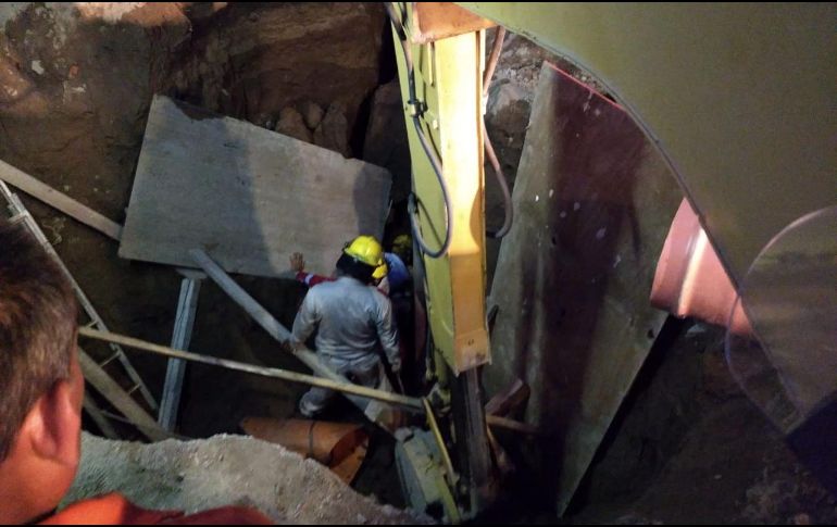 El hombre, de 40 años, se encontraba sepultado de la cintura hacia abajo. ESPECIAL/Bomberos Guadalajara