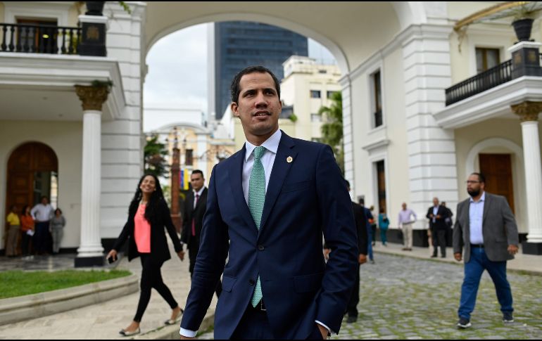 El presidente de la Asamblea Nacional, Juan Guaidó, arriba al palacio legislativo. EFE/F. Parra
