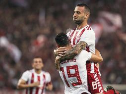 Guilherme celebra uno de los goles que le dieron el pase al Olympiacos. AP