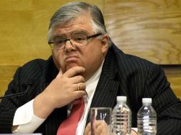 Aunque el Presidente afirma que como mexicano apoya a Carstens Carstens, quien ha sido mencionado para dirigir el FMI, dice que cuando fue encabezó Hacienda sacaba los presupuestos por unanimidad, y cuestionó: 