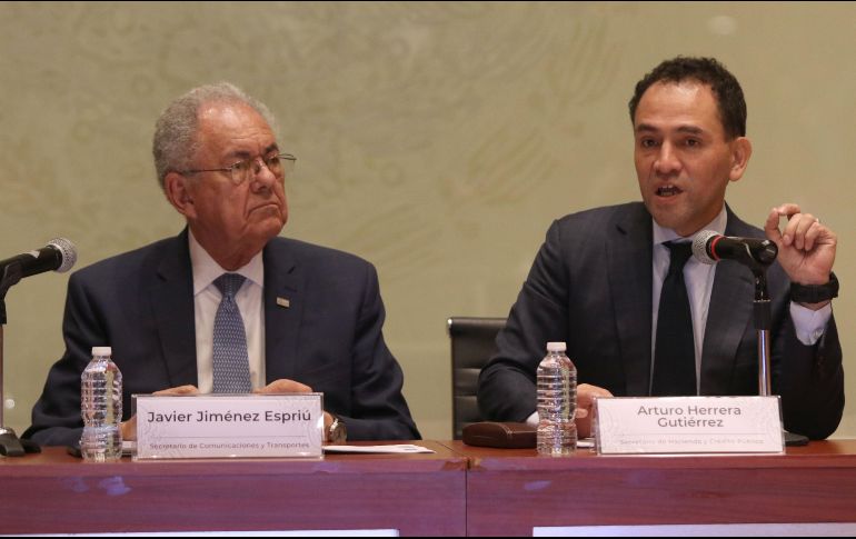 Javier Jiménez Espriu, titular de la SCT; y Arturo Herrera, secretario de Hacienda, el pasado lunes al anunciar las medidas de apoyo económico. SUN/C. Mejía