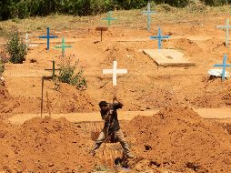 Un trabajador del cementerio San Sebastián abre este miércoles una de las 35 tumbas para enterrar a las víctimas de la masacre del Centro de Recuperación Regional de Altamira. EFE/J. Alves