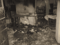 La fachada de las instalaciones del diario resultó dañada por las bombas incendiarias. ESPECIAL