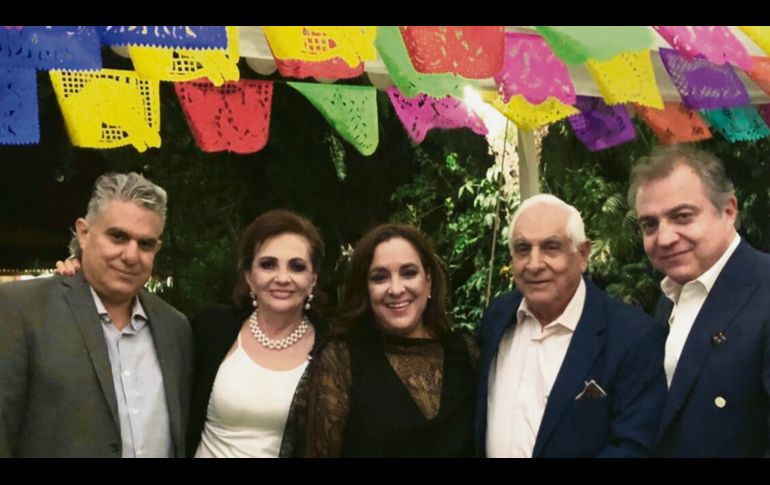 Vacacionando, Salvador y Lorenza con sus hijos.