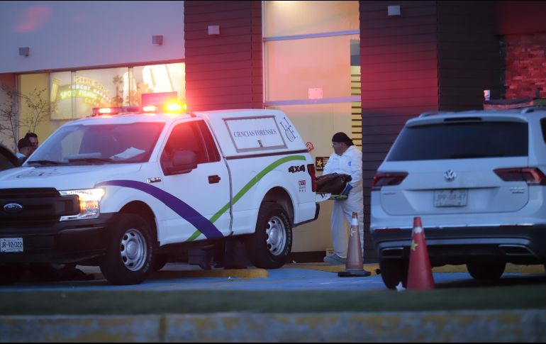 La otra persona permanece sin ser identificada en la morgue y entre sus pertenencias no se localizó algún documento que ayude a conocer su identidad. Los cuerpos aún se hallan en el Semefo a la espera de la necropsia. EL INFORMADOR / F. Atilano