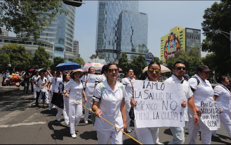 Los participantes levantaron pancartas con mensajes como: 