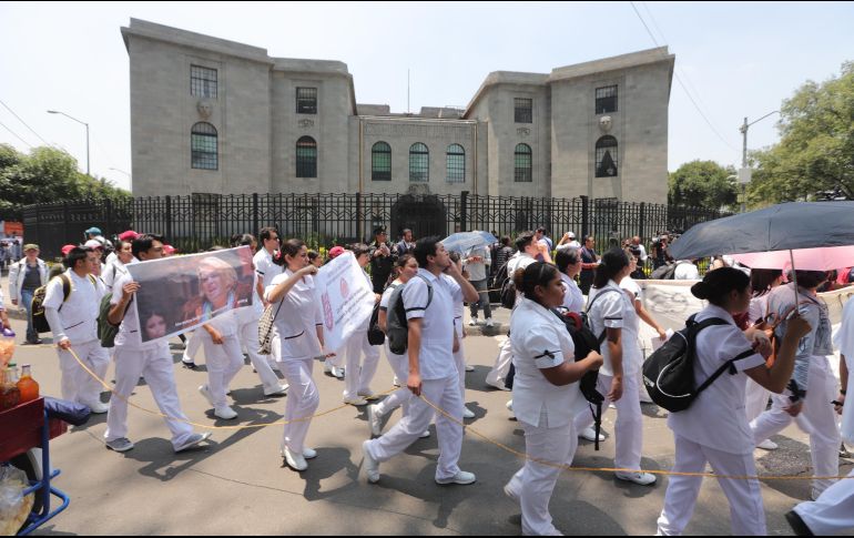 Los participantes levantaron pancartas con mensajes como: 