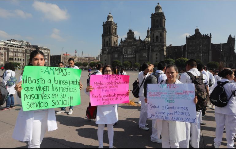 Los participantes levantaron pancartas con mensajes como: 