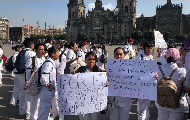 Los participantes levantaron pancartas con mensajes como: 