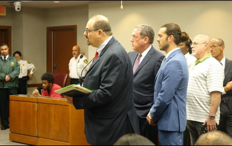 Pablo Lyle. El actor está junto a sus abogados Philip Reizenstein (i) y Bruce Lehr (d), durante su última audiencia en julio. EFE