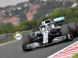 El líder del Mundial del campeonato superó al holandés Max Verstappen (Red Bull), que quedó a 165 milésimas, y al alemán Sebastian Vettel (Ferrari). AFP / A. Kisbenedek