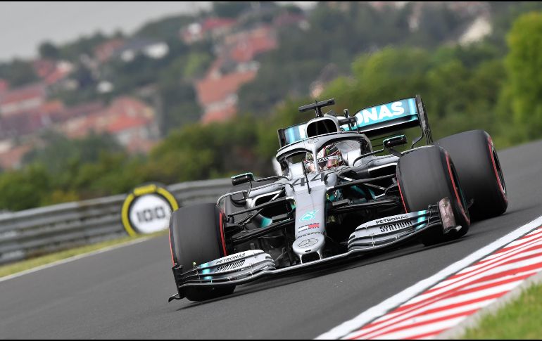 El líder del Mundial del campeonato superó al holandés Max Verstappen (Red Bull), que quedó a 165 milésimas, y al alemán Sebastian Vettel (Ferrari). AFP / A. Kisbenedek