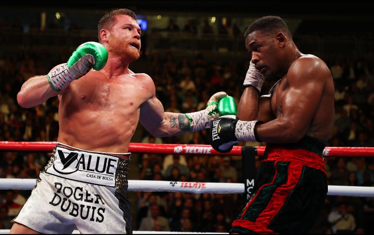 Se esperaba que Álvarez, que ganó el cinturón en mayo después de vencer a Daniel Jacobs en 12 asaltos, peleara con Derevyanchenko en octubre. AFP / ARCHIVO