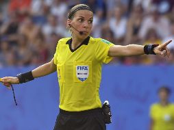 La francesa de 35 años estará asistida por otras dos mujeres, su compatriota Manuela Nicolosi y la irlandesa Michelle O'Neill. El cuarto árbitro será un hombre, el turco Cuneyt Cakir. AFP / ARCHIVO