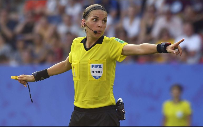La francesa de 35 años estará asistida por otras dos mujeres, su compatriota Manuela Nicolosi y la irlandesa Michelle O'Neill. El cuarto árbitro será un hombre, el turco Cuneyt Cakir. AFP / ARCHIVO