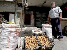 Un vendedor de comestibles aguarda la llegada de clientes en el pueblo de Ariha, Idleb, durante una jornada relativamente en paz tras la aplicación de la tregua. AFP/O. Haj Kadour