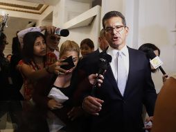 Pedro Pierluisi (c) habla con un grupo de personas a su salida de la vista pública que tuvo lugar en la Cámara Baja, este viernes en San Juan. EFE/T. Llorca