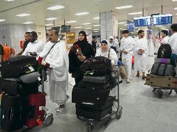 Las mujeres tenían que solicitar permiso a sus esposos para viajar. AFP