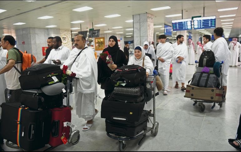 Las mujeres tenían que solicitar permiso a sus esposos para viajar. AFP