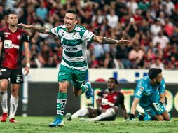 El santista Lozano fue una pesadilla para la zaga atlista, y además queda como líder de goleo y pone a los Guerreros en la cima. IMAGO7