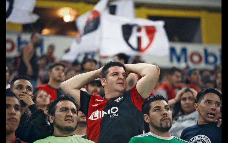 Los seguidores vieron pasar los minutos y nunca presenciaron el despertar del Atlas. EL INFORMADOR / F. Atilano