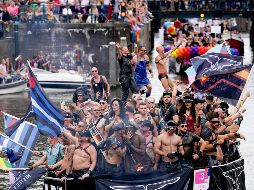 El desfile anual es el acto principal de Orgullo Ámsterdam, que finaliza el domingo. EFE/ M. de Swart