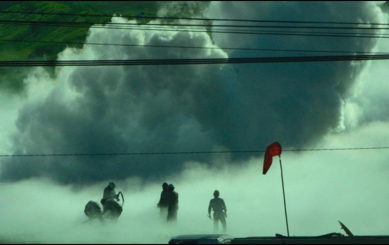 En el lugar trabajaron más de 700 elementos de Pemex, Protección Civil estatal, policía estatal y el Ejército Mexicano, entre otros, para controlar la fuga de combustible. EFE / M. Guzmán