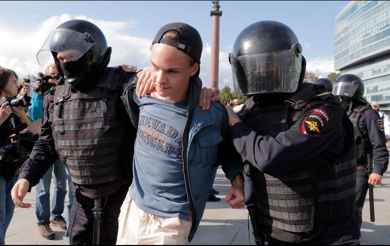 Los organizadores de las protestas aseguran que la Constitución les permite manifestarse de manera libre, pero las autoridades señalan que deben acordar por adelantado el día y lugar de la movilización. EFE / EPA / M. Shipenkov