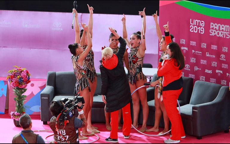 El equipo celebra el oro junto con su entrenadora. NTX/F. Estrada