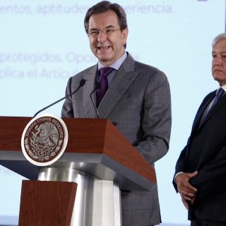 Esteban Moctezuma celebra medallas de México; lo critican en redes